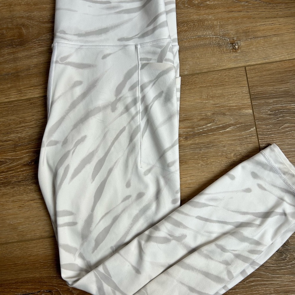 Athleta salutation 7/8 legging size M